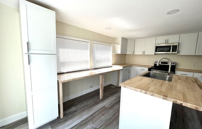 FIRST MONTHS RENT FREE!!! 5 ACRES OF PARADISE!!!