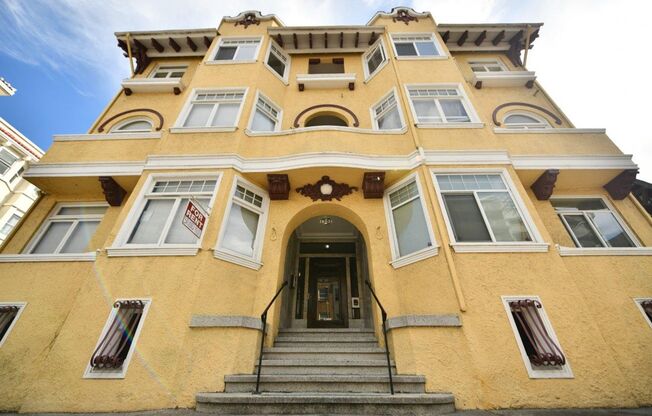 1p683 - 1502 Alice St.