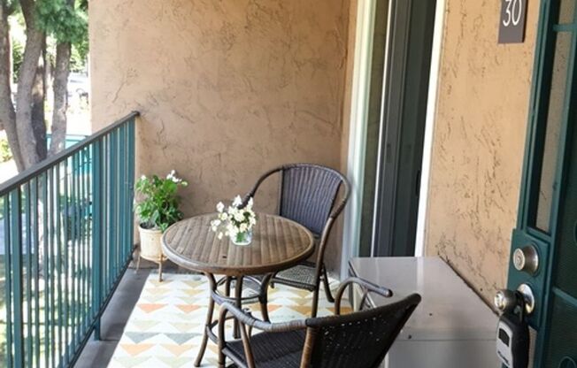 2 beds, 1 bath, 800 sqft, $2,400, Unit 570-09