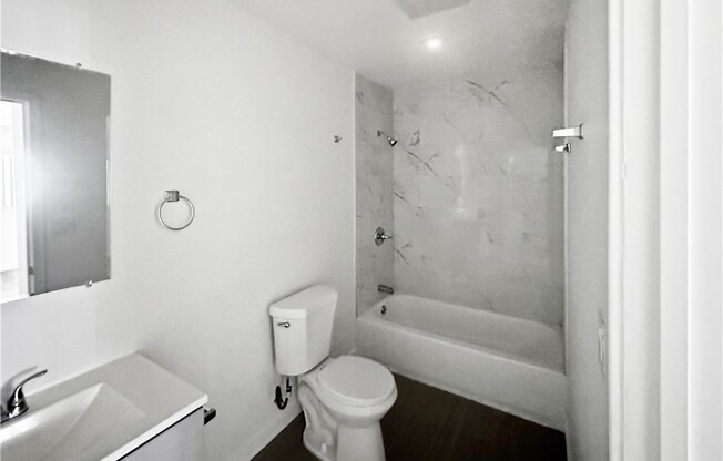 1607 W 207 ST