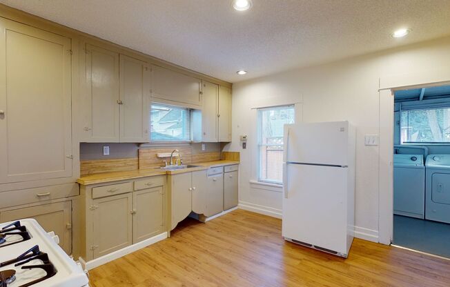 Charming Two Bedroom In the Heart of Downtown Kent !