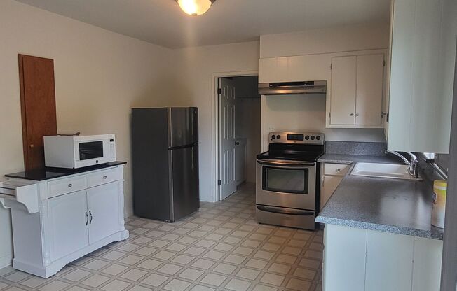 2 beds, 1 bath, $1,595