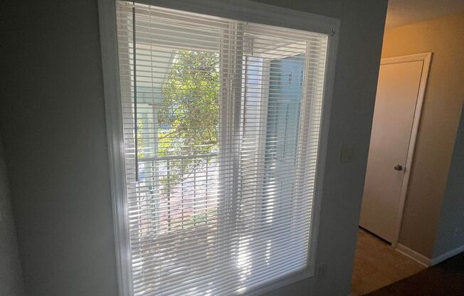 1 Bd/1 Bth 2nd floor    ONLY $ 1050.00