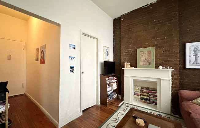 306 W 21 ST