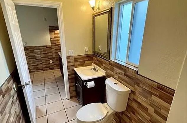 1336 W 109 ST