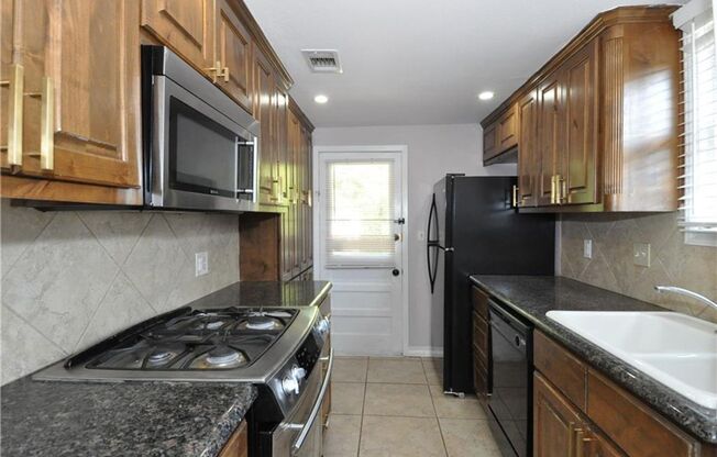 Fantastic Floorplan & Walking Distance To Restaurants and Stores