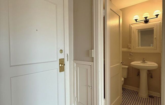 Studio, 1 bath, 460 sqft, $1,425, Unit 105