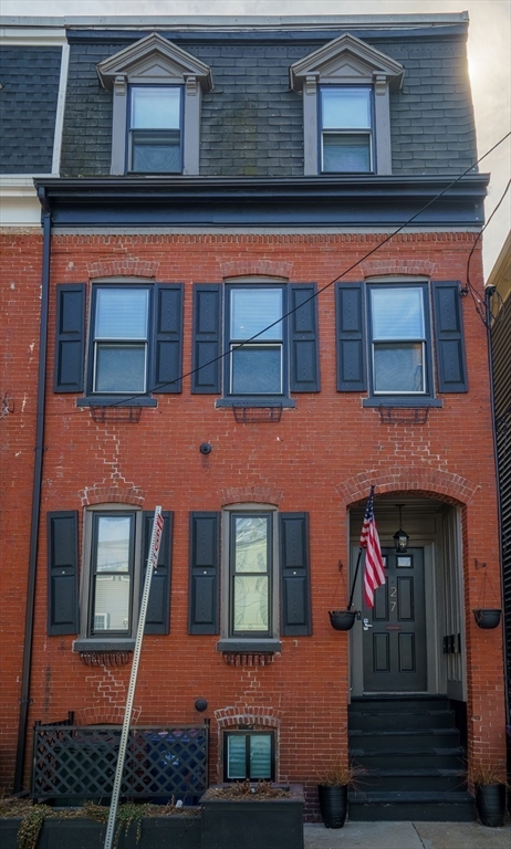 27 SWALLOW ST