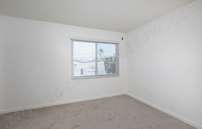 *OPEN HOUSE: 11/8 1-2PM* 1 BR Apartment in Hillcrest with Parking!