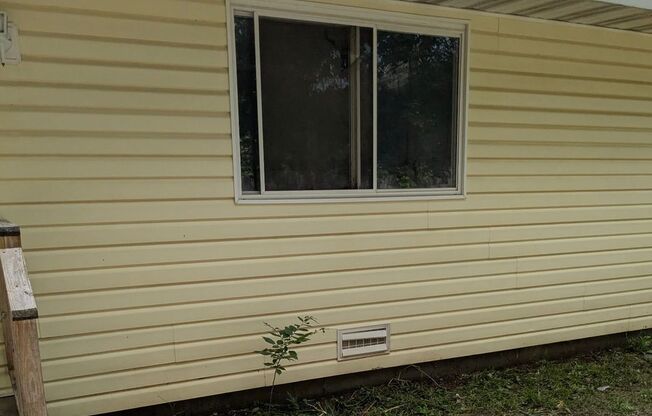 2 Bedroom | 1 bath - Remodeled Unit Located in Springfield!
