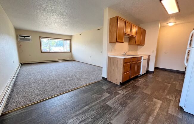 2 beds, 1 bath, 946 sqft, $725, Unit 8