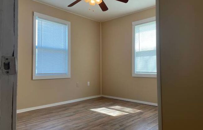 3 beds, 1 bath, 864 sqft, $900, Unit 3013 E Locust