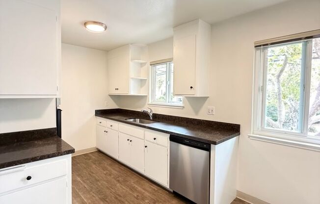 2 beds, 1 bath, $2,600, Unit 2053 Central Ave C (LO)