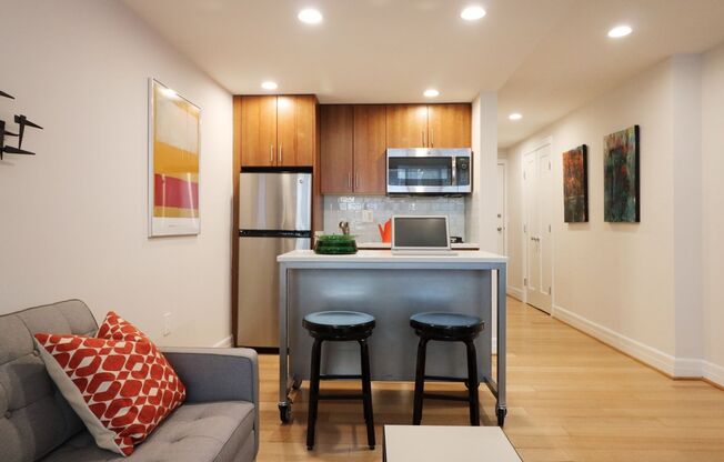 Studio, 1 bath, 433 sqft, $1,895, Unit 0109