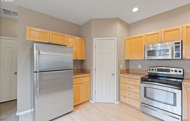 Stylish 3-Bedroom Home with Pool, Clubhouse & Playground