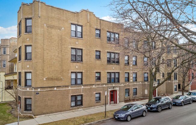 4547-57 N. Leavitt