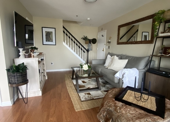 2 beds, 1.5 baths, 1,014 sqft, $3,000, Unit F304