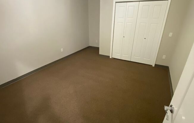 1 bed, 1 bath, 885 sqft, $850, Unit 520