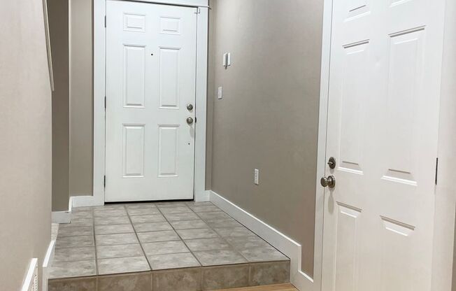 Spacious 2 Bed 2.5 Bath Townhome Style Condo in Renton
