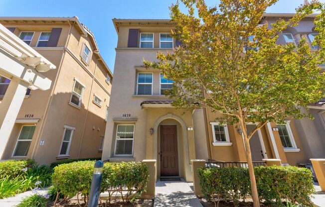 END UNIT IN BEAUTIFUL MISSION PLACE CONVENIENCE + SECURITY | TWO MASTER SUITES