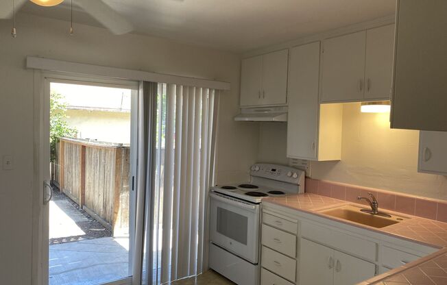 2 beds, 1 bath, 900 sqft, $2,750, Unit B