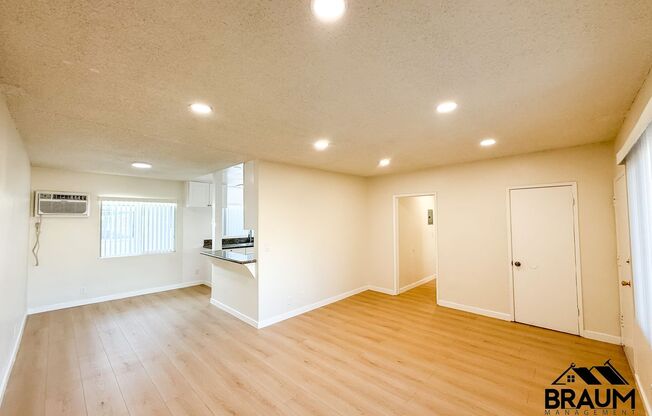 Villa East at Oxnard St.