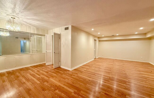 Charming one story Condo in Post Oak