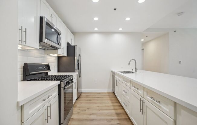 2 beds, 1 bath, 970 sqft, $2,795, Unit 402