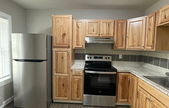 2 beds, 1 bath, 706 sqft, $1,300, Unit Coll140