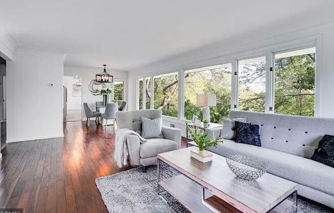 Perfect 4 bedroom count Home in Burnsville