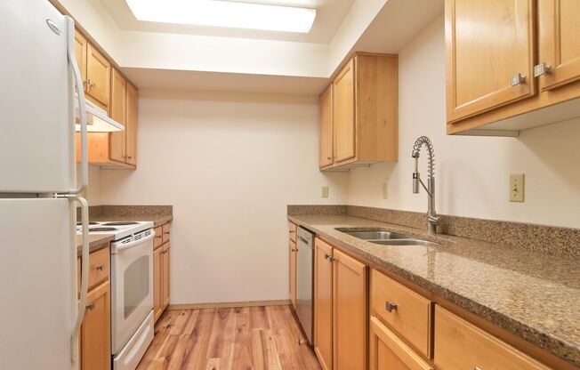 2 beds, 1 bath, $1,600, Unit 13