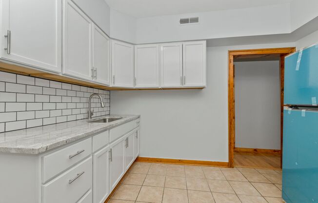 3 beds, 1 bath, $1,475, Unit 6059-3