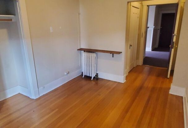 Studio, 1 bath, 290 sqft, $1,195, Unit 210