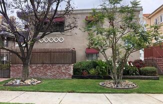 DICKENS COURTYARD V1 145