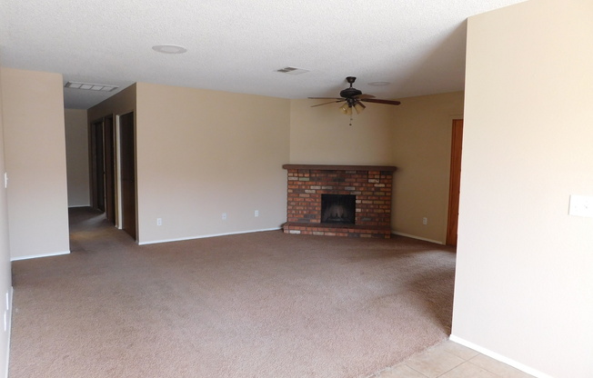 GREAT CHANDLER LOCATION!