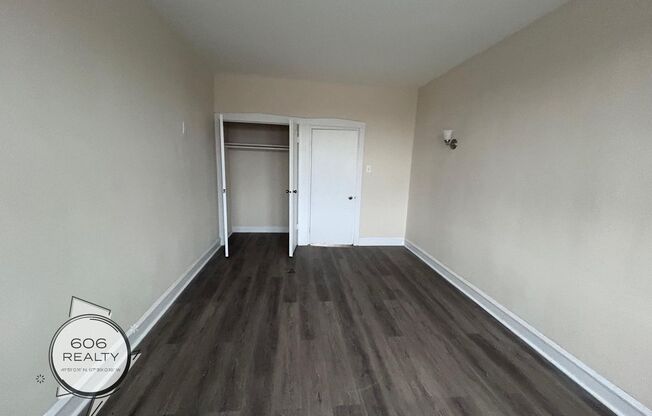 2 beds, 1 bath, $1,200, Unit 2206-06