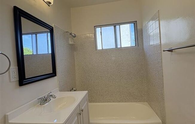 Studio, 1 bath, 900 sqft, $2,195, Unit 2727 Abbot Kinney Apt 1