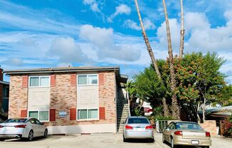 BLOCKS TO THE BAY! 2BD/1BA APARTMENT IN PACIFIC BEACH! Only $2,595mo!