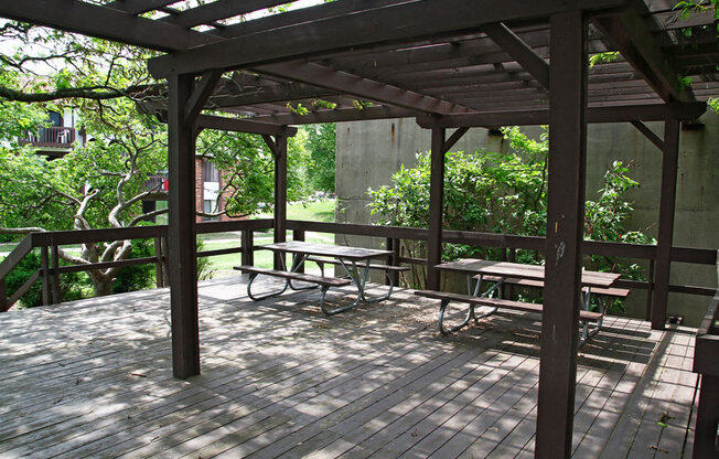 Outdoor Picnic Area at Brookside Apartments, Springfield, MI, 49037