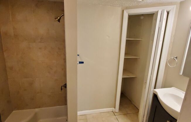 1 bed, 1 bath, $1,100, Unit Apt 1