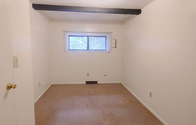 2 beds, 1 bath, $1,250, Unit 1