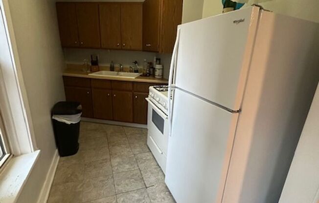 Spacious, One Bedroom in Downtown Arlington Heights, Walk to Metra, Great Location!