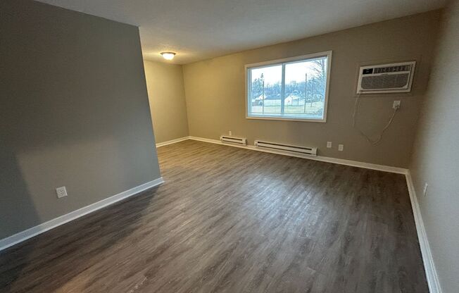 2 beds, 1 bath, $925, Unit 9