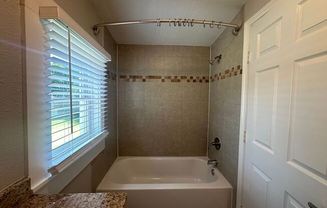 2 beds, 2 baths, 946 sqft, $1,600, Unit Unit 4