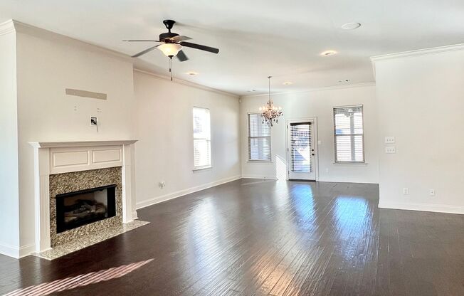 Gorgeous Four Bedroom Home With A Large Outdoor Kitchen