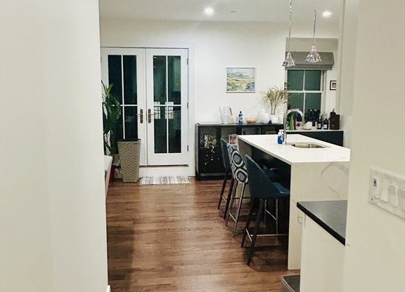 2 beds, 2.5 baths, 989 sqft, $3,400, Unit 6