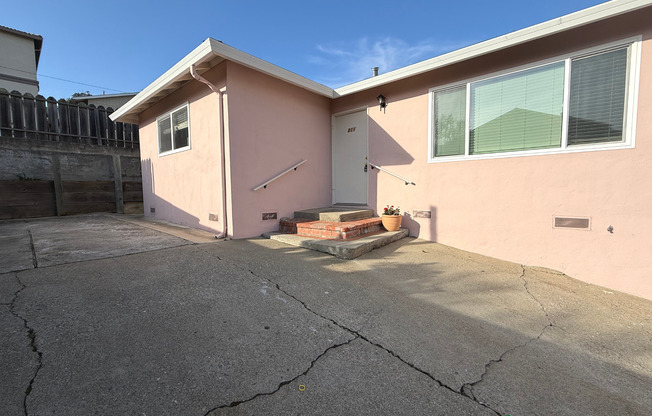 Renovated 3BR Duplex Home – Garage, Laundry, Parking