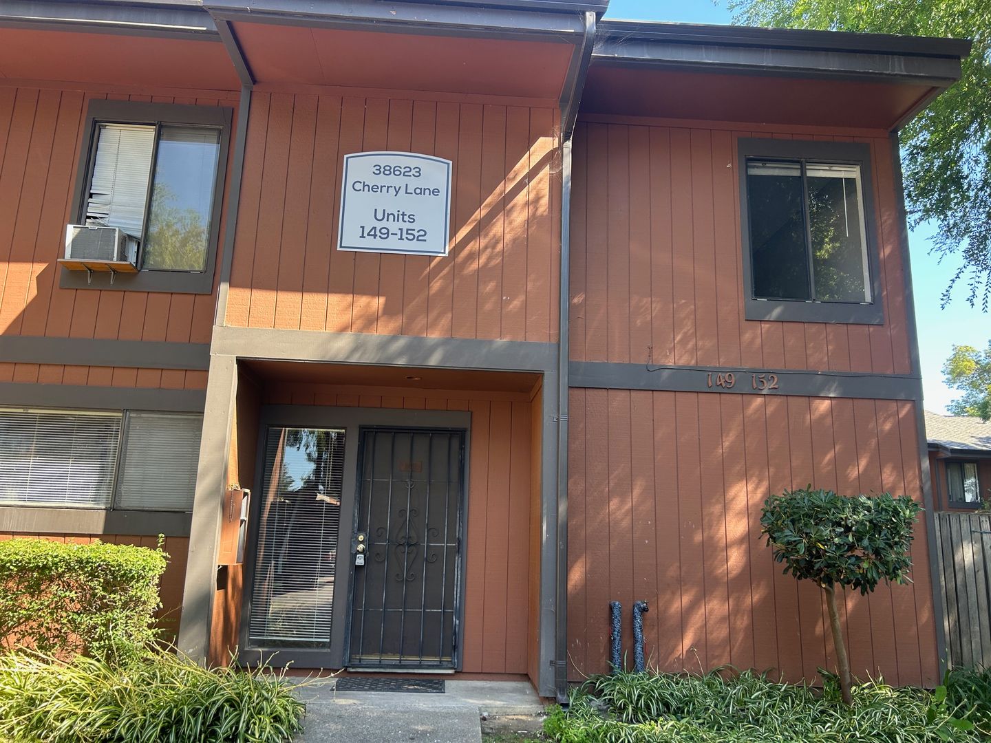Nice 3br/1.5ba Town Home. Great school. Walking distance to BART.