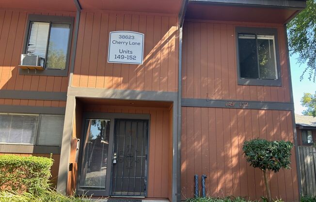 Nice 3br/1.5ba Town Home. Great school. Walking distance to BART.