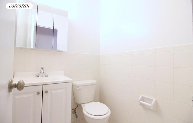 3 beds, 1.5 baths, 1,200 sqft, $7,600, Unit 6G